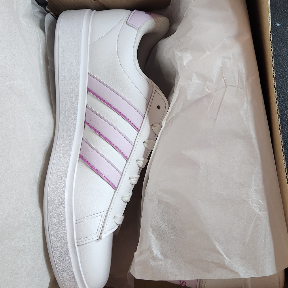 Adidas Women Shoe NWT - Picture 5 of 7